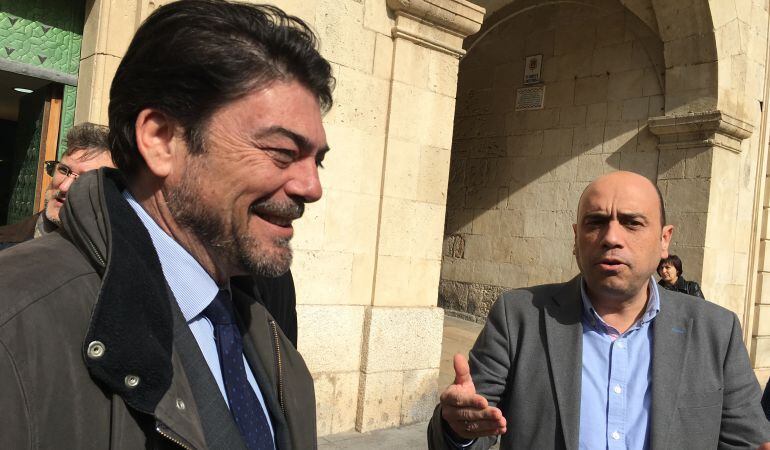 El portavoz municipal del PP, Luis Barcala (i) y el ya exalcalde, Gabriel Echávarri (d) a las puertas del Consistorio, en una imagen de archivo.