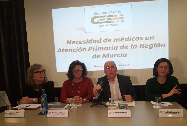 Presentación del estudio sobre la situación de la Atención Primaria realizado por el Sindicato Médico. De izquierda a derecha: Celia Román, Isabel Montoya, Francisco Miralles y Cristina Sánchez