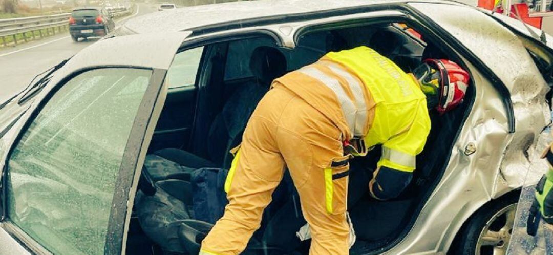 Un bombero de Fuenlabrada durante el rescate en un accidente en la M-506