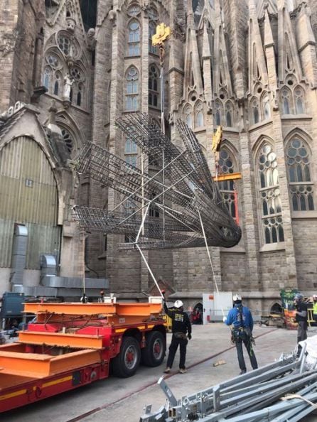 La Sagrada Familia crece 11 metros con una pieza para la torre de la Virgen María.