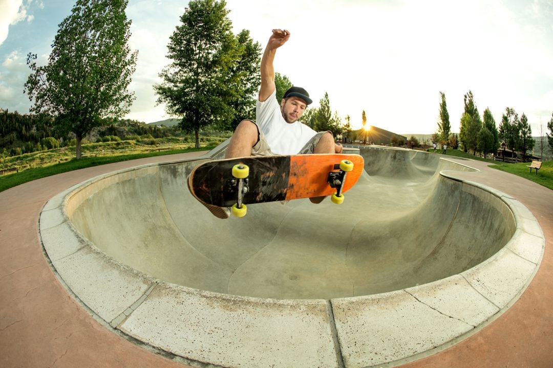 Joven practicando &#039;skate&#039; en una pista habilitada para ello