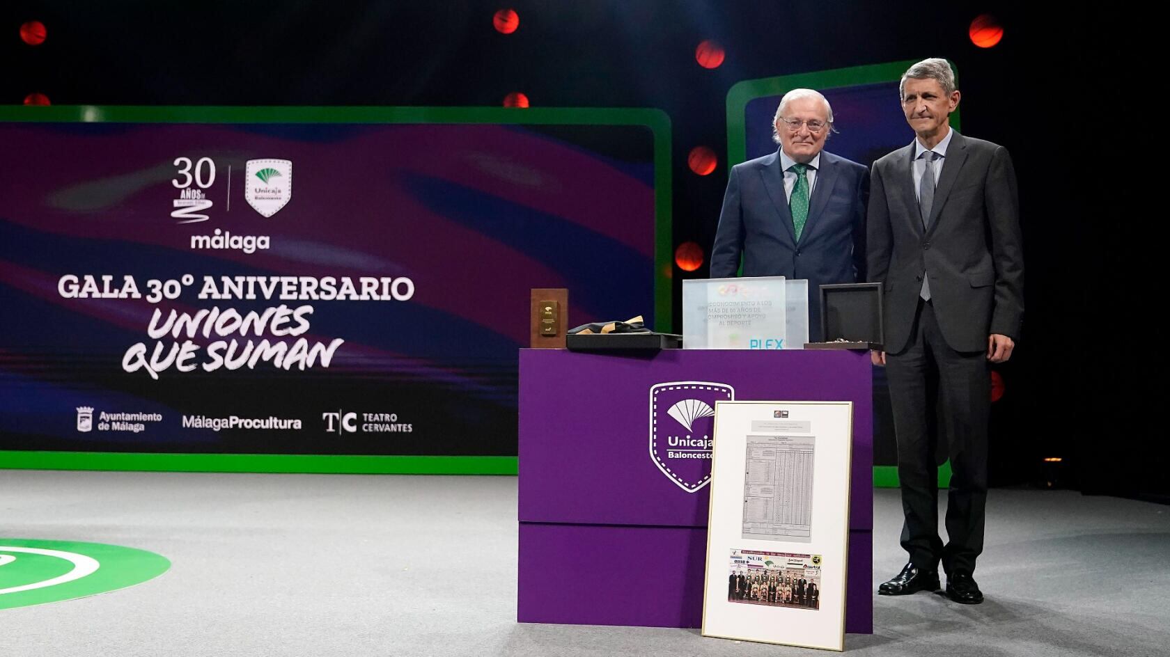 El presidente de Unicaja Banco Manuel Azuaga, y de la Fundación, José Manuel Domínguez, durante el acto de la gala del 30 aniversario del club