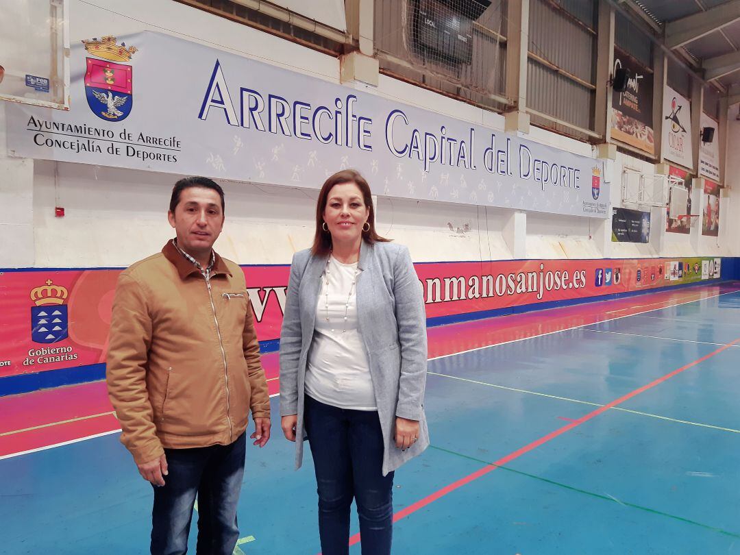 La alcaldesa de Arrecife, Ástrid Pérez, junto al concejal de Deportes, Roy González, en el pabellón de Titerroy.