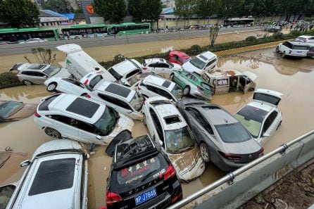 Acumulación de coches agolpados en una carretera en China por las terribles inundaciones.