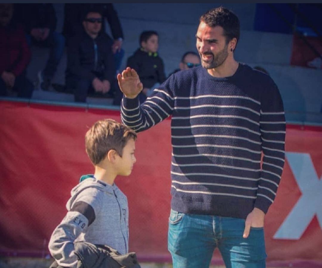 Iker Torre en el césped de La Constitución saludando a la afición