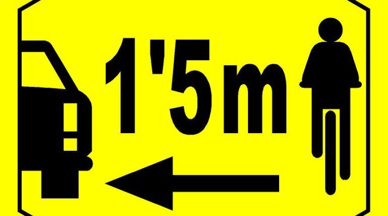 Per avançar un ciclista s'ha de deixar un metre i mig de distància. Gairebé s'ha de canviar de carril.