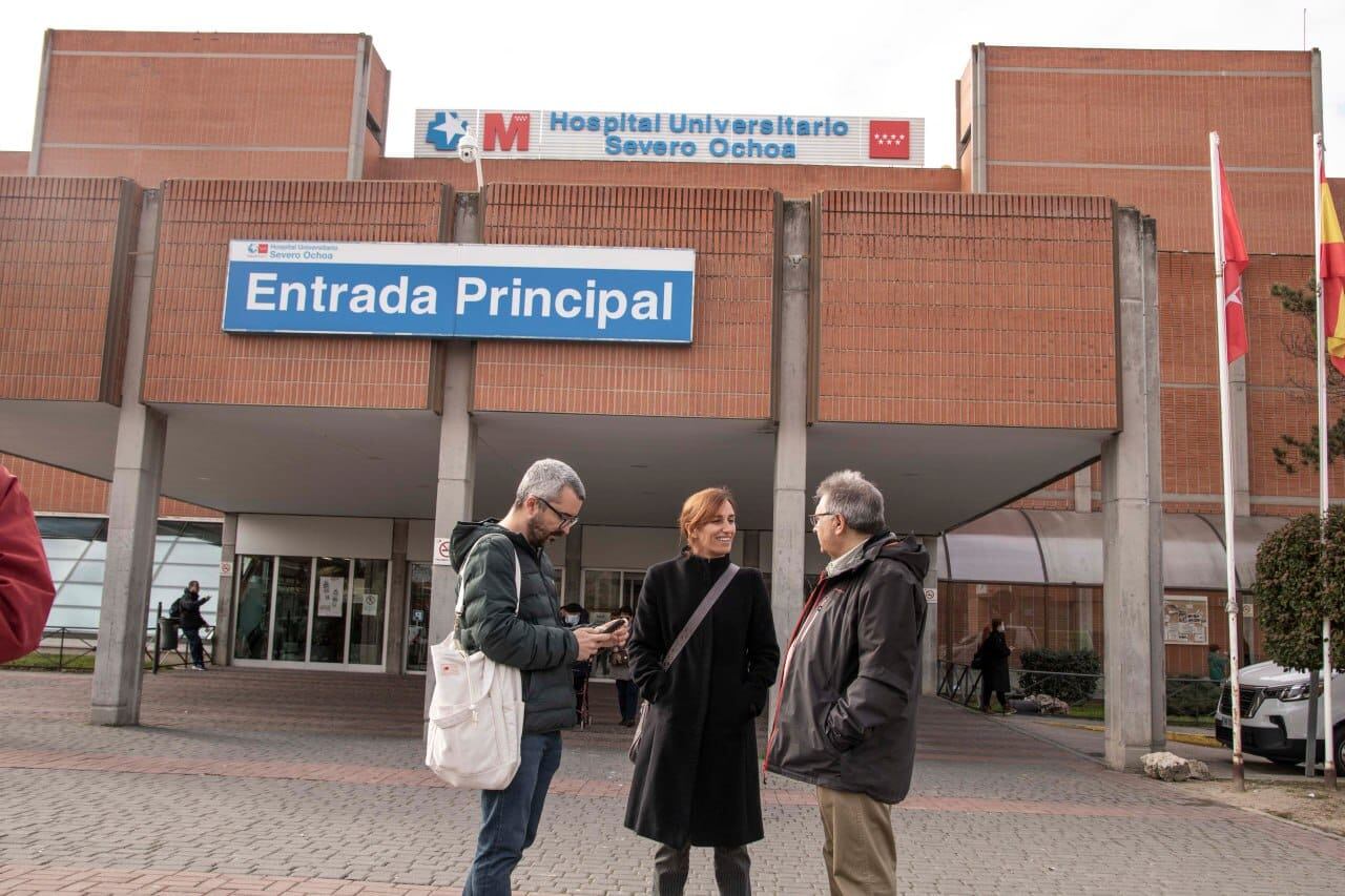 Mónica García, a las puertas del Hospital Severo Ochoa de Leganés