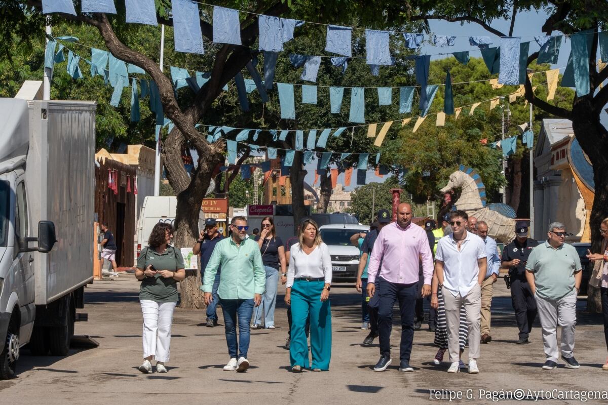 Visita de la alcaldesa al campamento festero