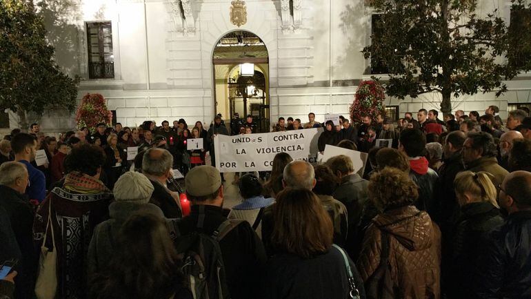 Concentración celebrada en Granada contra los atentados de París y todo tipo de violencia convocada por movimientos sociales, oenegés, parroquias y mezquitas de la ciudad