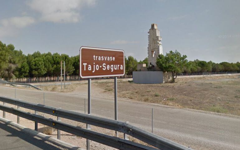 Canal del Trasvase Tajo-Segura a su paso por La Roda (Albacete)