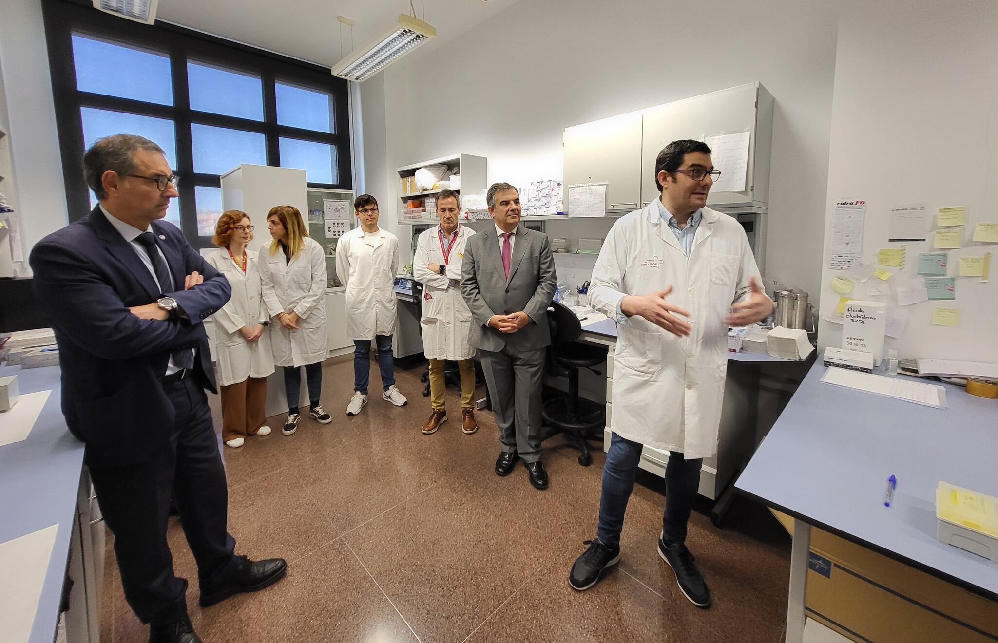 El consejero de Medio Ambiente, Universidades, Investigación y Mar Menor, Juan María Vázquez, y el rector de la Universidad de Murcia, José Luján, atienden la explicación del investigador principal del proyecto, Antonio Lax