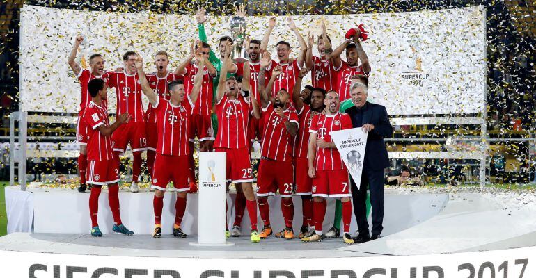 La plantilla del Bayern de Münich celebra la Supercopa alemana