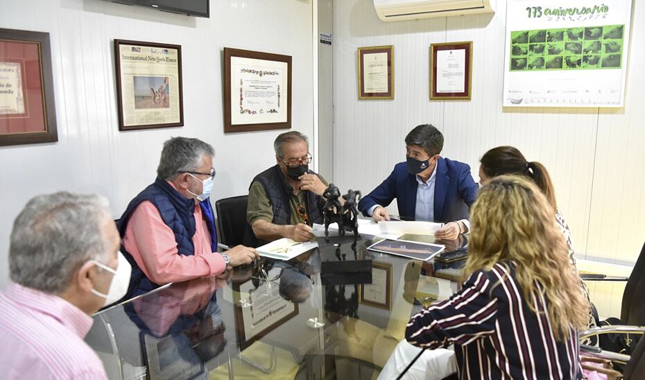 El vicepresidente Juan Marín reunido con el presidente de la Real Sociedad de Carreras de Caballos de Sanlúcar de Barrameda, Rafael Hidalgo