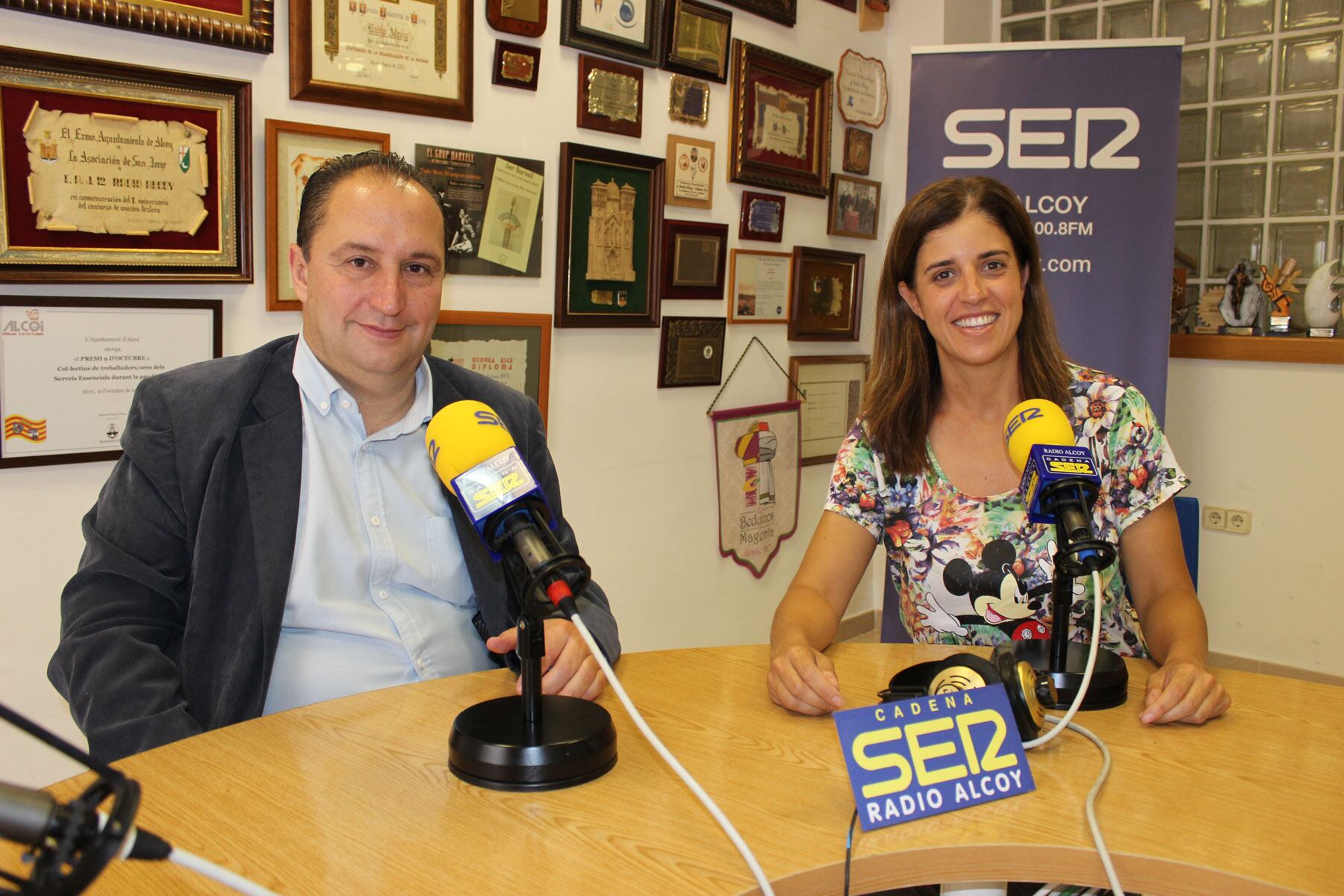 Toni González y María Doménech, en el estudio central de Radio Alcoy