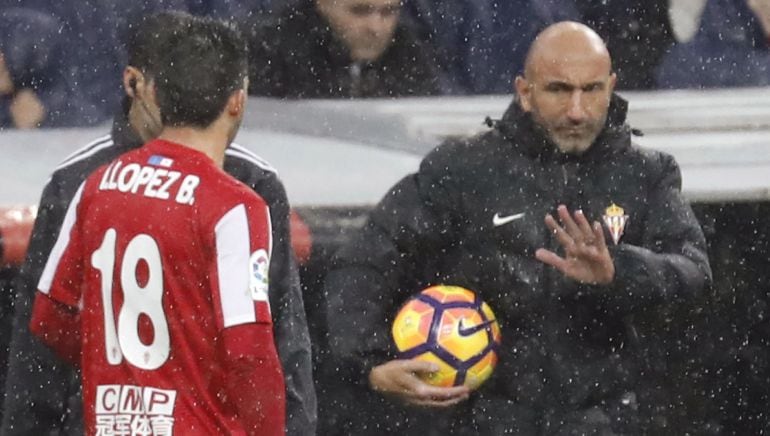 Abelardo, en un lance del partido del Sporting en el Bernabéu