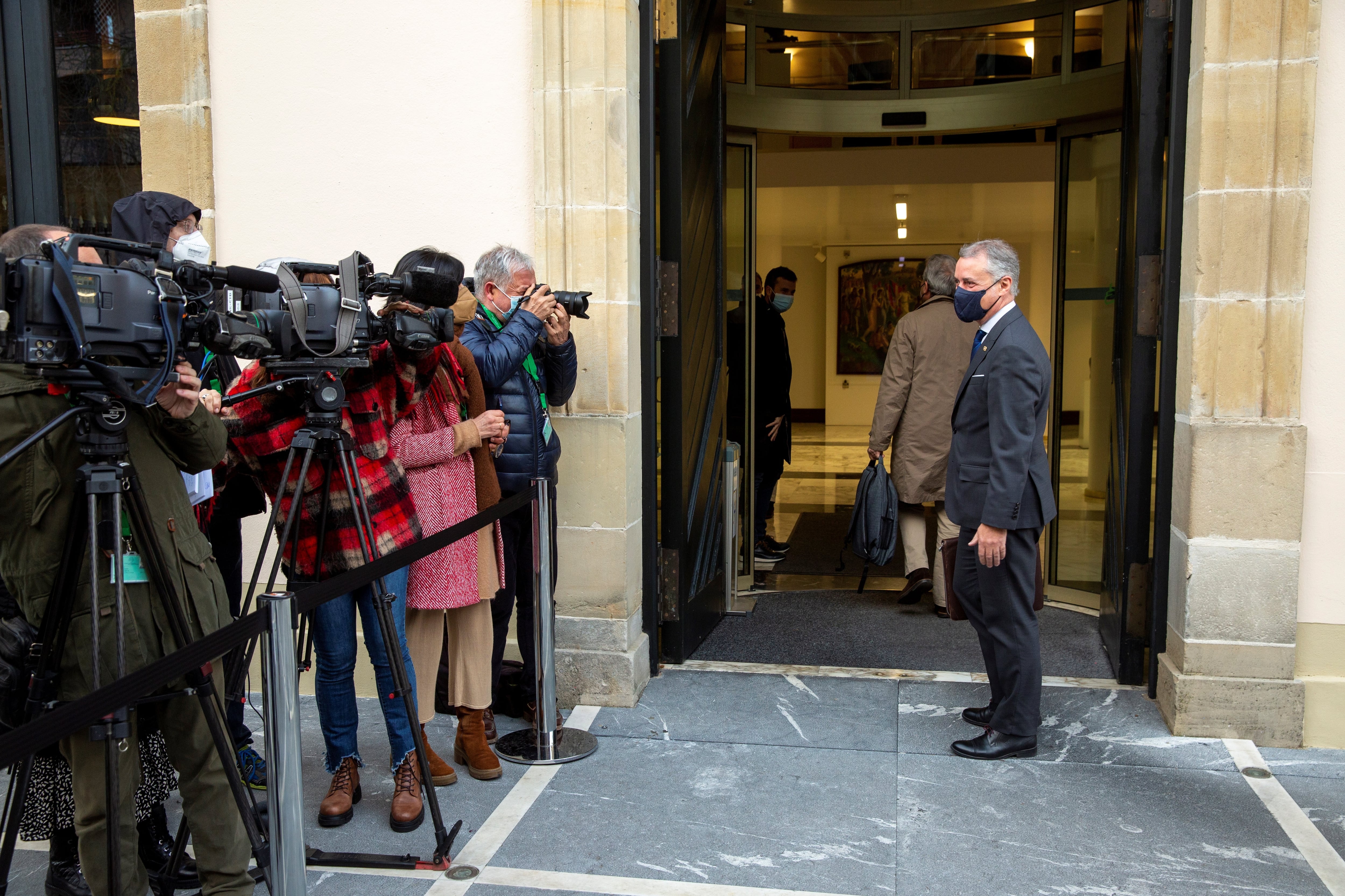 El lehendakari, Iñigo Urkullu, a su llegada al Parlamento Vasco en Vitoria.