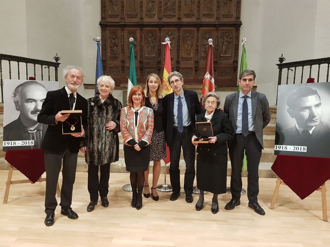 Familiares de Fco. Palma Burgos y Juan Pasquau recogen la Medalla de Oro de Úbeda en el Hospital de Santiago