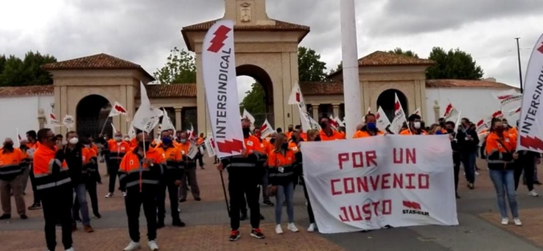 Protesta de los trabajadores de recogida de basura hace unos días en el &#039;pincho&#039; de la Feria