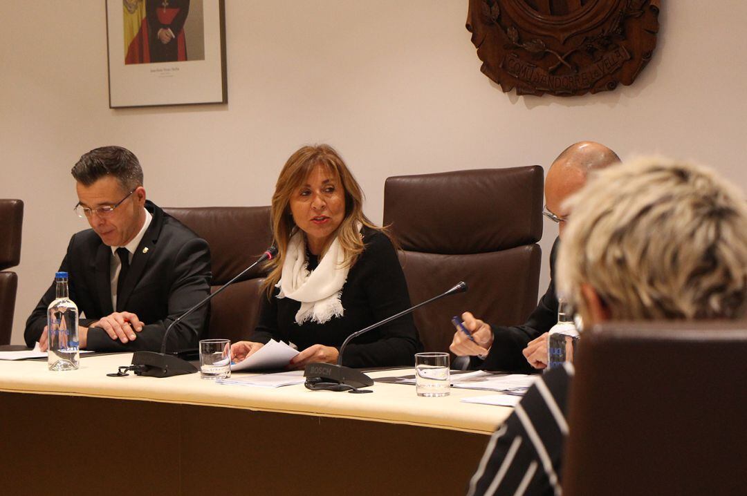 La cònsol major, Conxita Marsol, es dirigeix a les conselleres del PS+I durant la sessió de consell de comú d'ahir que va aprovar la modificació del POUP que ha de permetre la construcció del casino.