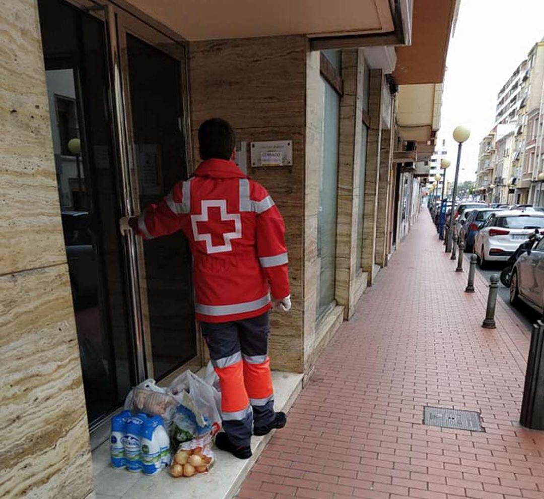 Reparto de la compra de los voluntarios de la Cruz Roja de Oliva