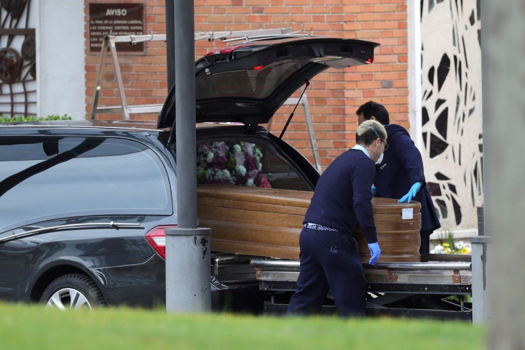 Llegada de un féretro al crematorio del cementerio de La Almudena en Madrid, este domingo