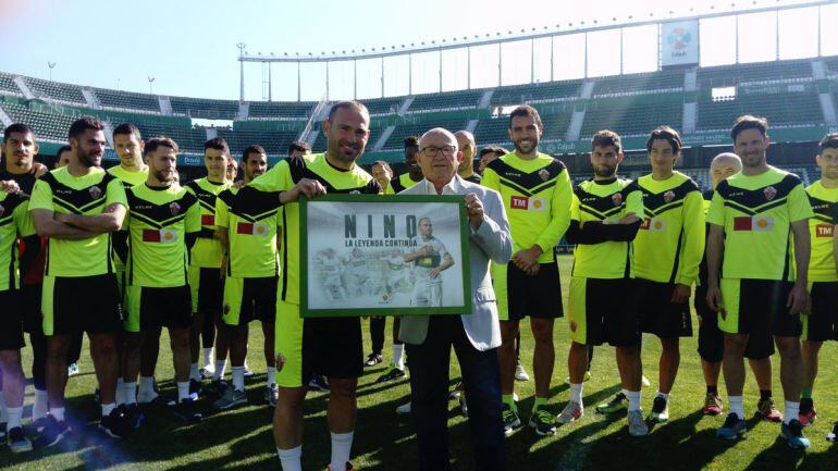 Nino posa junto a Miguel Quirant ante sus compañeros