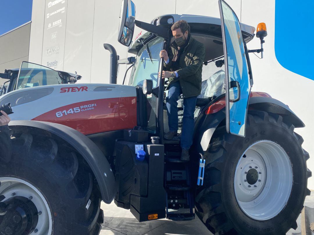 Casado cambia las vacas por el tractor