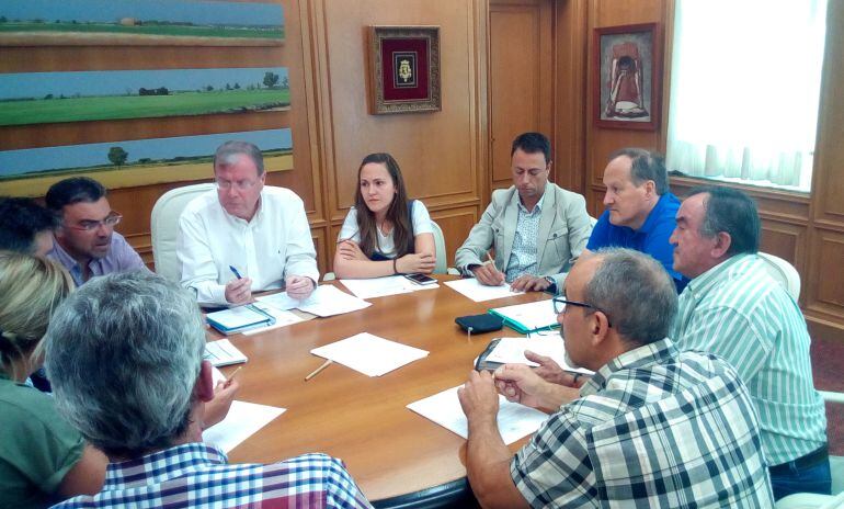 Reunión del alcalde, Antonio Silván, varios concejales y los representantes de las Juntas Vecinales de León