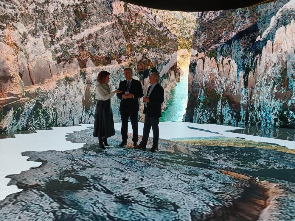 Blasco, Moncada y la directora General de Turismo de Aragón, María Jesús Gimeno, ante las pantallas del stand