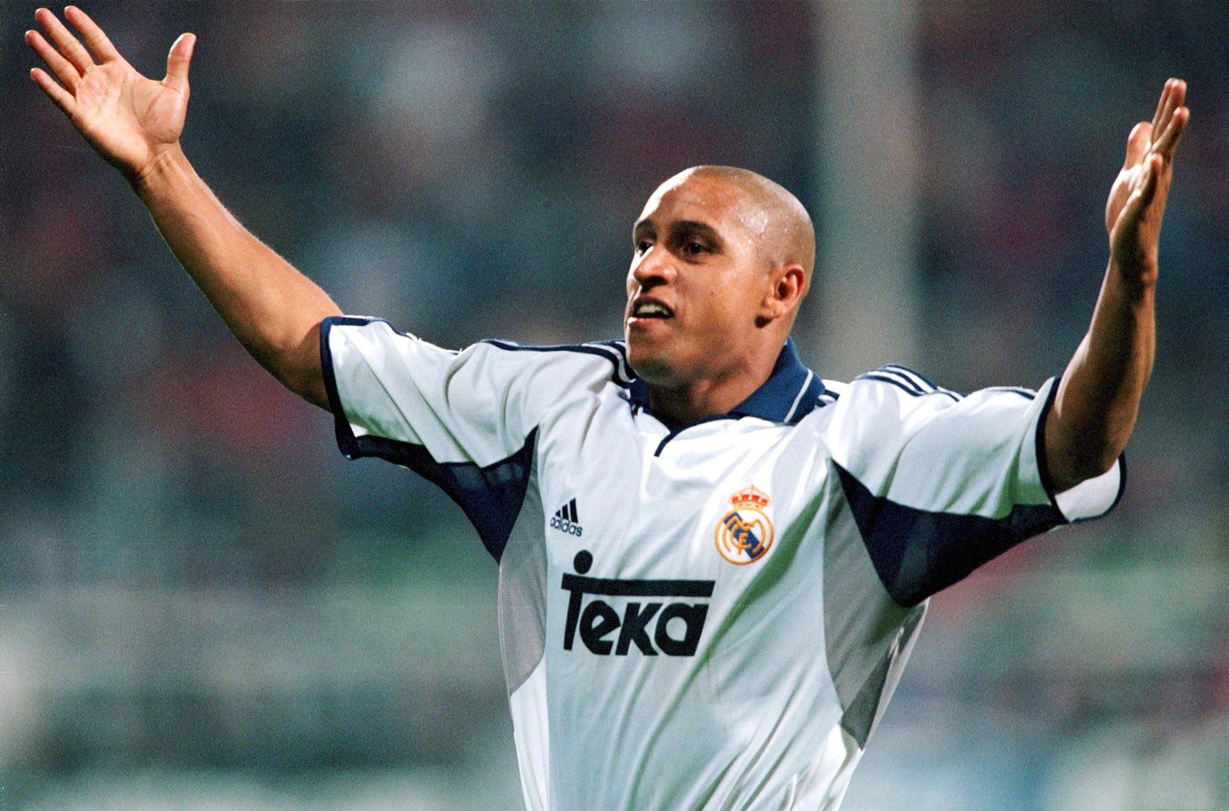 Roberto Carlos disputando la final de la Champions League 2001 con el Real Madrid