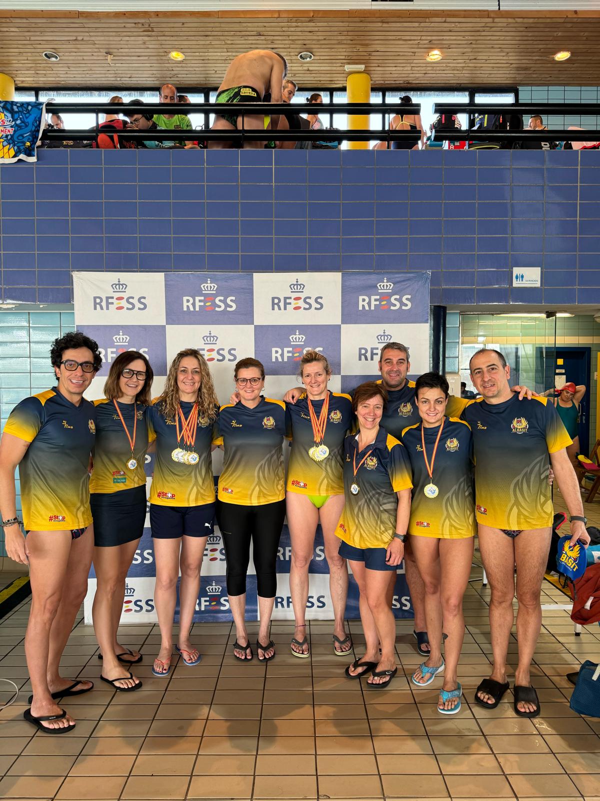 Los deportistas albaceteños posan con las medallas conseguidas