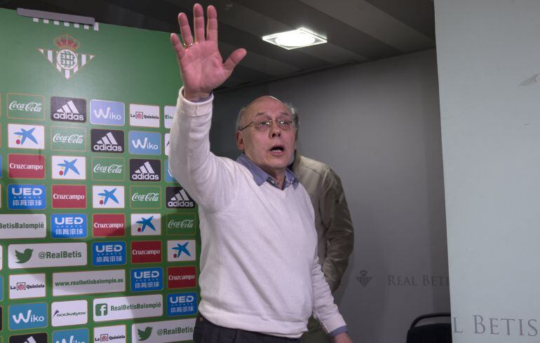 El presidente del Real Betis, Juan Carlos Ollero, se despide en la sala de prensa del estadio Benito Villamarín en Sevilla tras presentar hoy su &quot;dimisión irrevocable&quot; del cargo durante el acto de presentación de dos nuevos refuerzos del equipo en este me