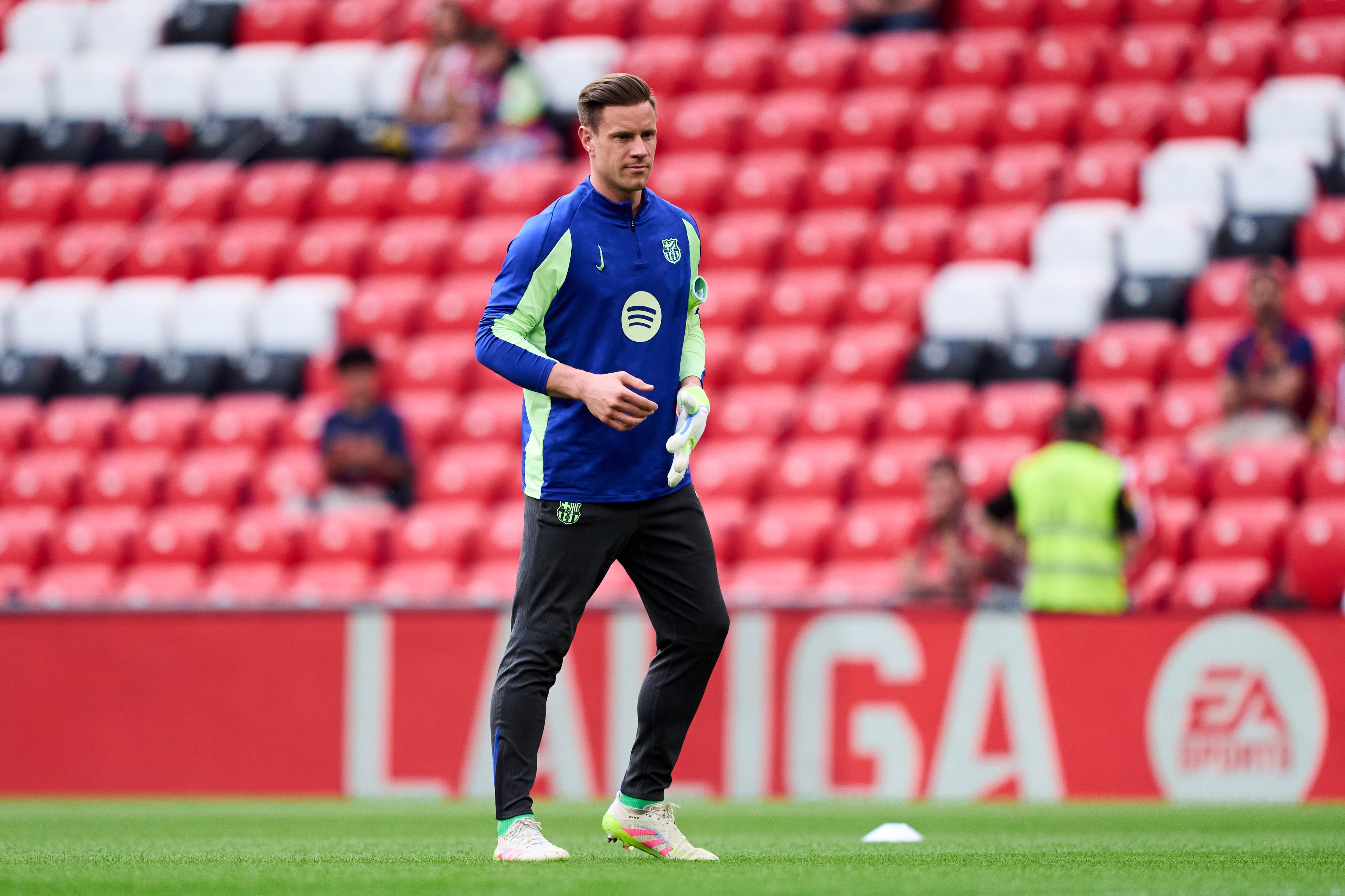 Ter Stegen calentando en San Mames (Photo by Juan Manuel Serrano Arce/Getty Images)
