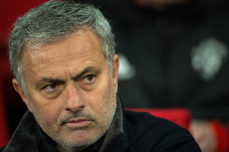 Mourinho, con cara de enfado durante el partido