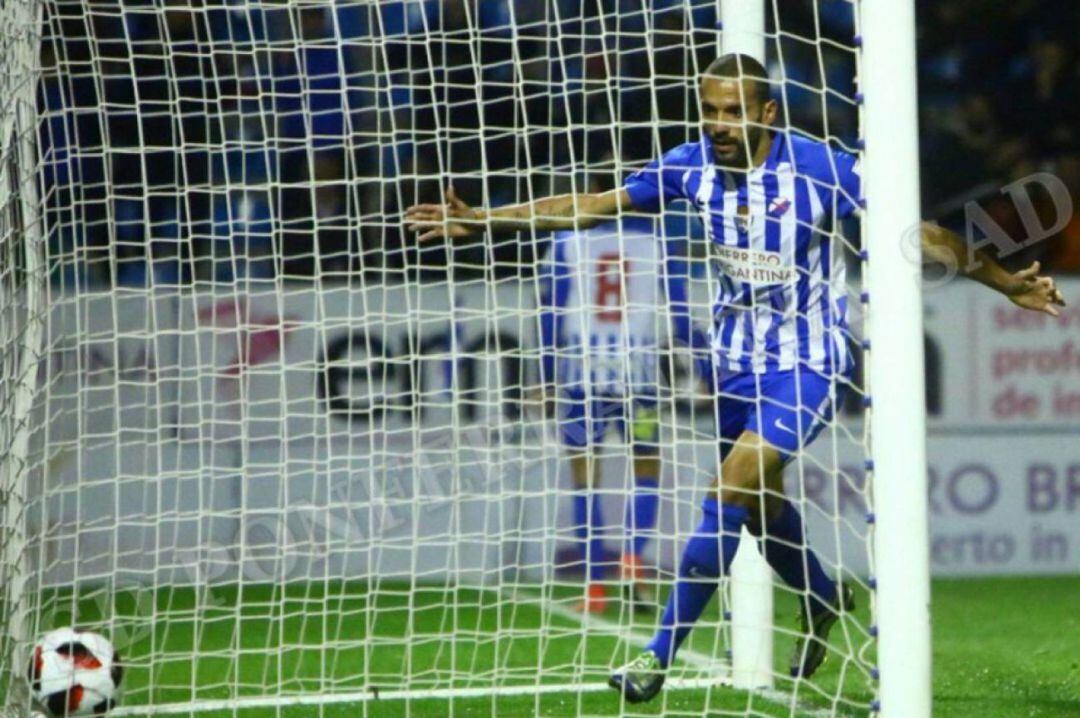 Yuri celebra uno de sus goles con el equipo berciano