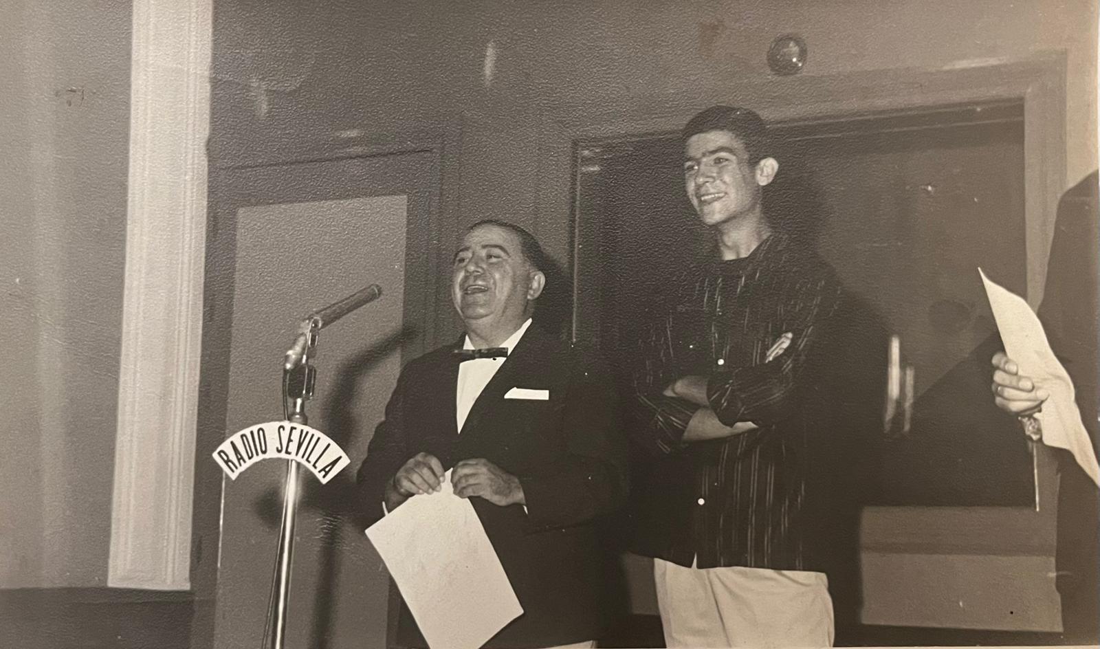 Andrés Muñoz y Rafael Santisteban durante el concurso de Radio Sevilla &#039;Conozca usted a sus vecinos&#039;