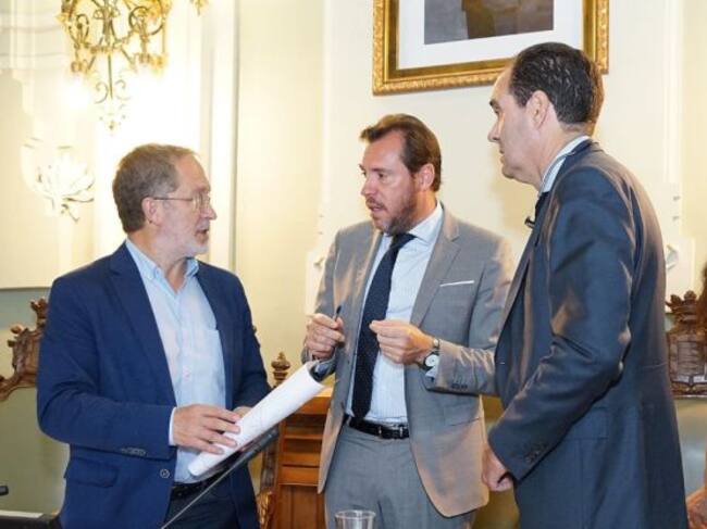 Óscar Puente mantiene antes del pleno una conversación con Manuel Saravia y el interventor