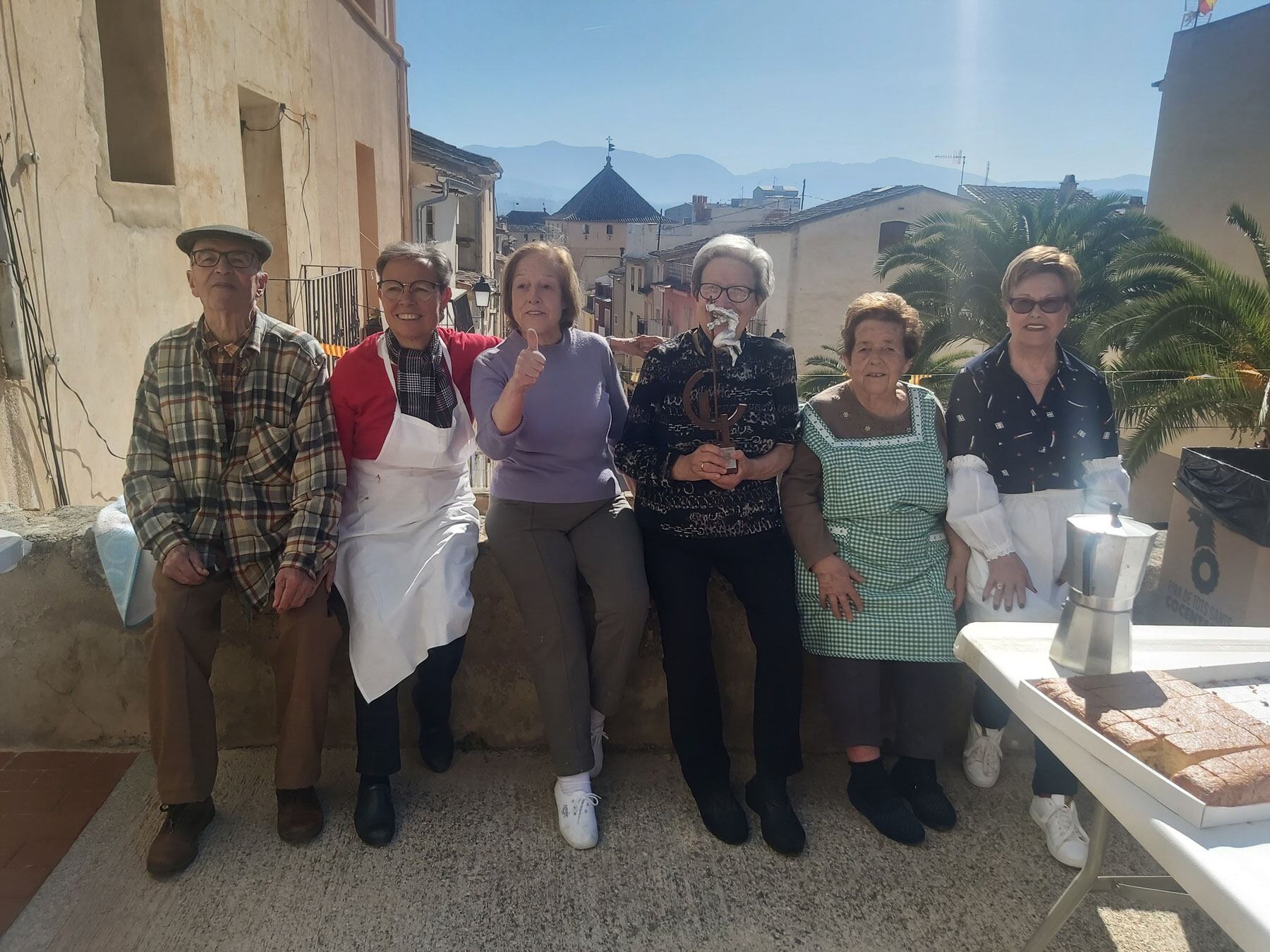 Representantes de las amas de casa y de vecinos del Raval con el trofeo obtenido en la Gala Vila de Cocentaina