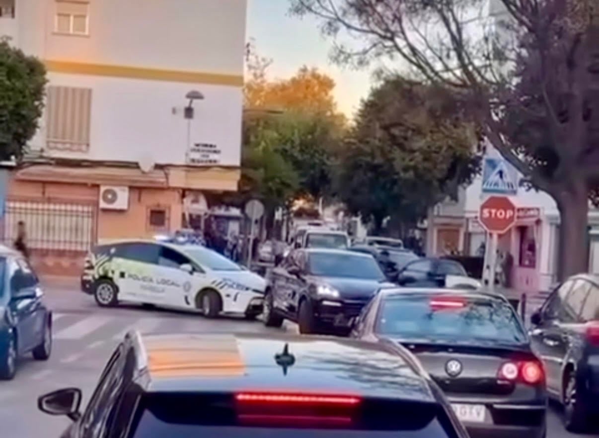 Momento de la detención del menor en el coche de lujo que conducía en Marbella