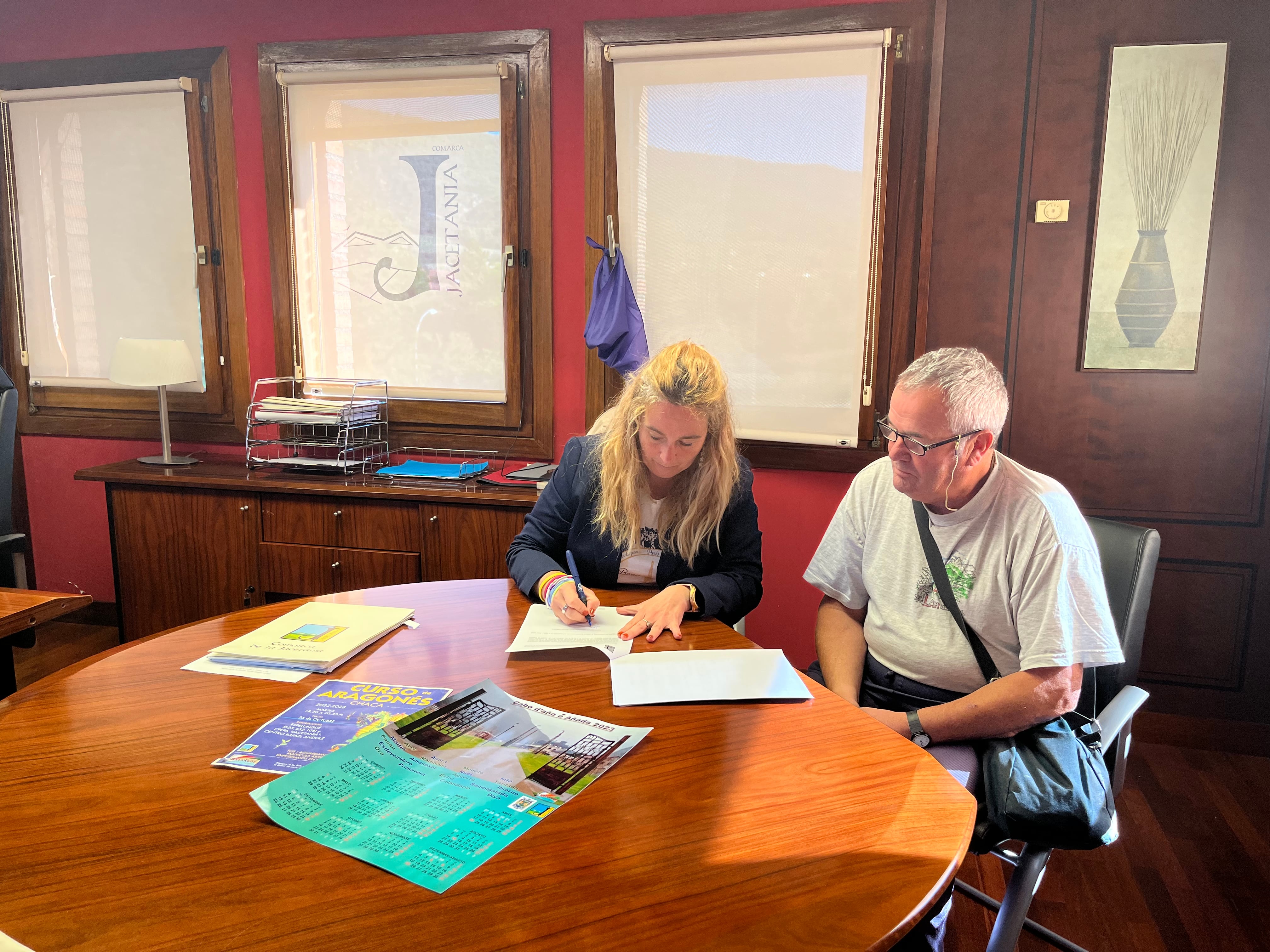 Firma del convenio entre la Comarca de la Jacetania y la Asociación Espelungué