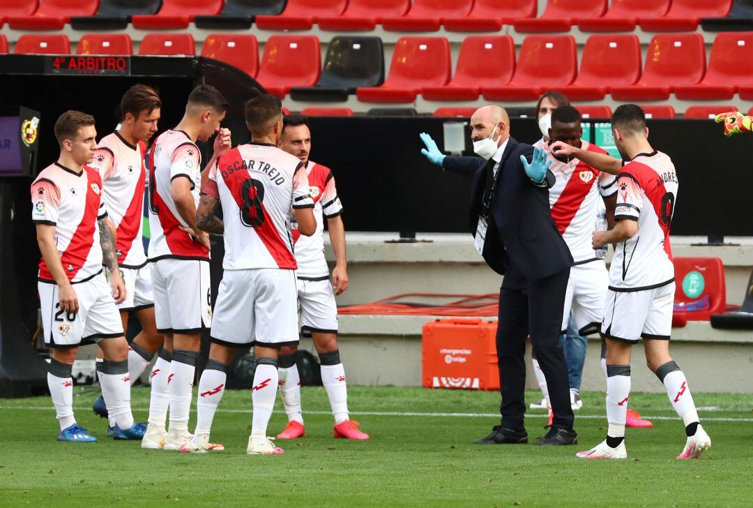 Los jugadores del Rayo, junto con su técnico Paco Jémez.