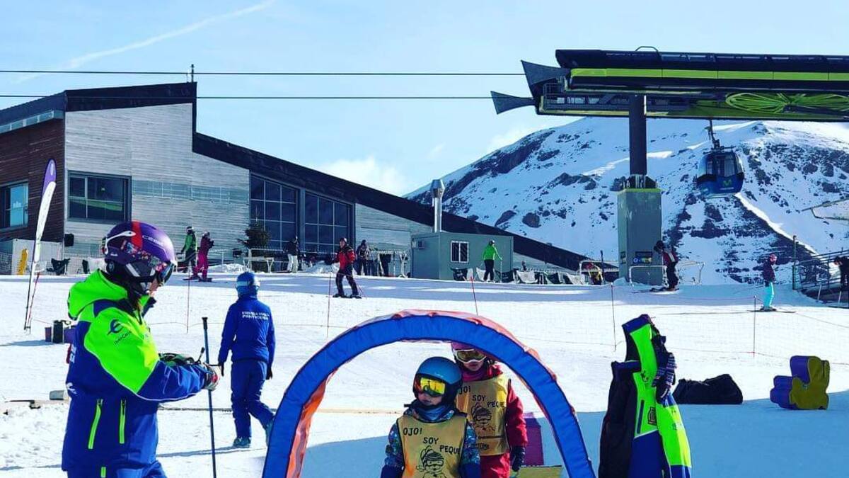 Unos 350 estudiantes del Alto Gállego se encuentran disfrutando de la Campaña de esquí Escolar