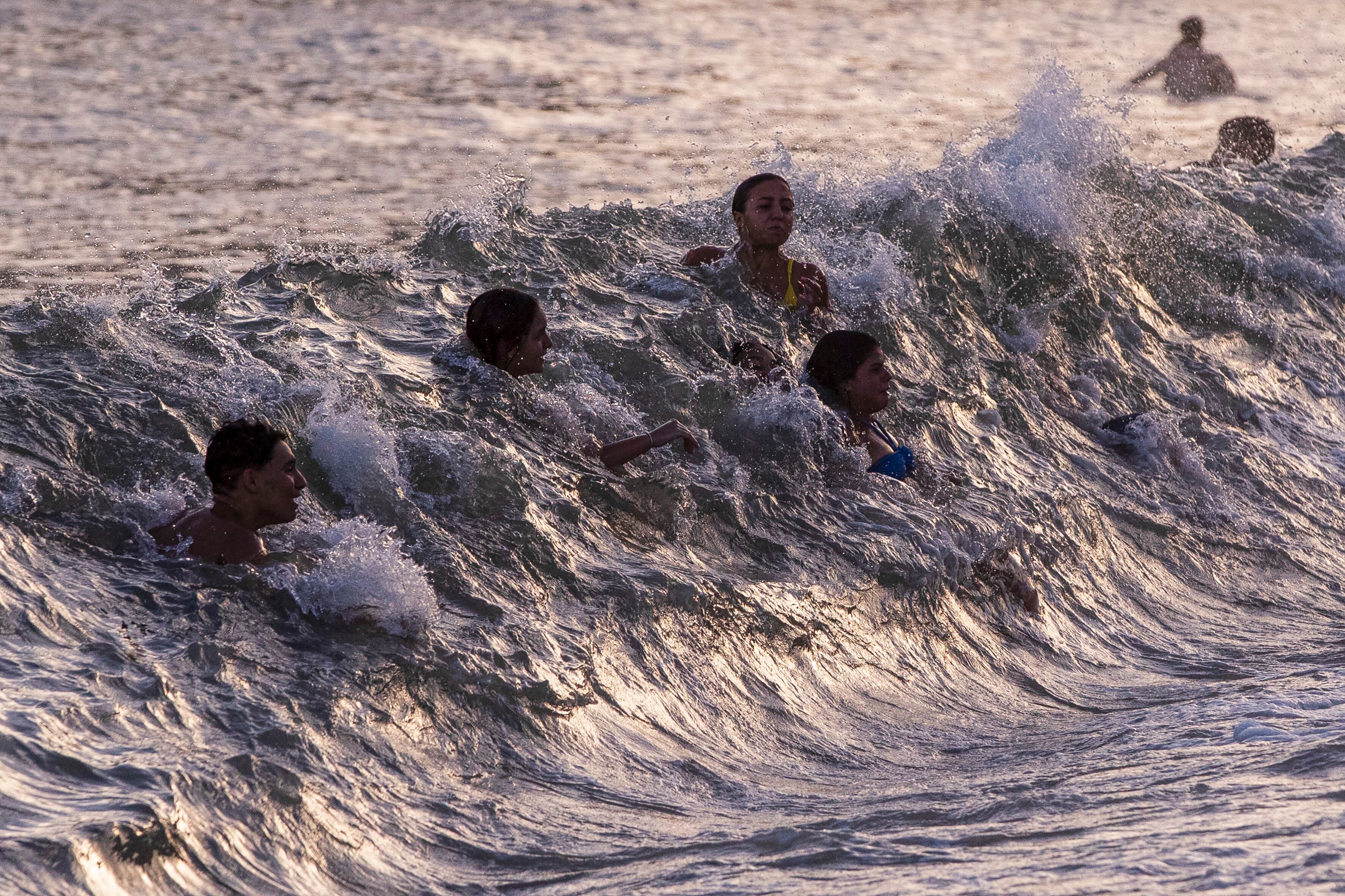 Numerosas personas se bañaron el pasado jueves, en la playa de la Malagueta (Málaga) a última hora de la tarde noche