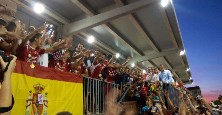 Los jugadores del CD Torreperogil recogen el trofeo de campeones de la Copa Subdelegado de la anterior edición.