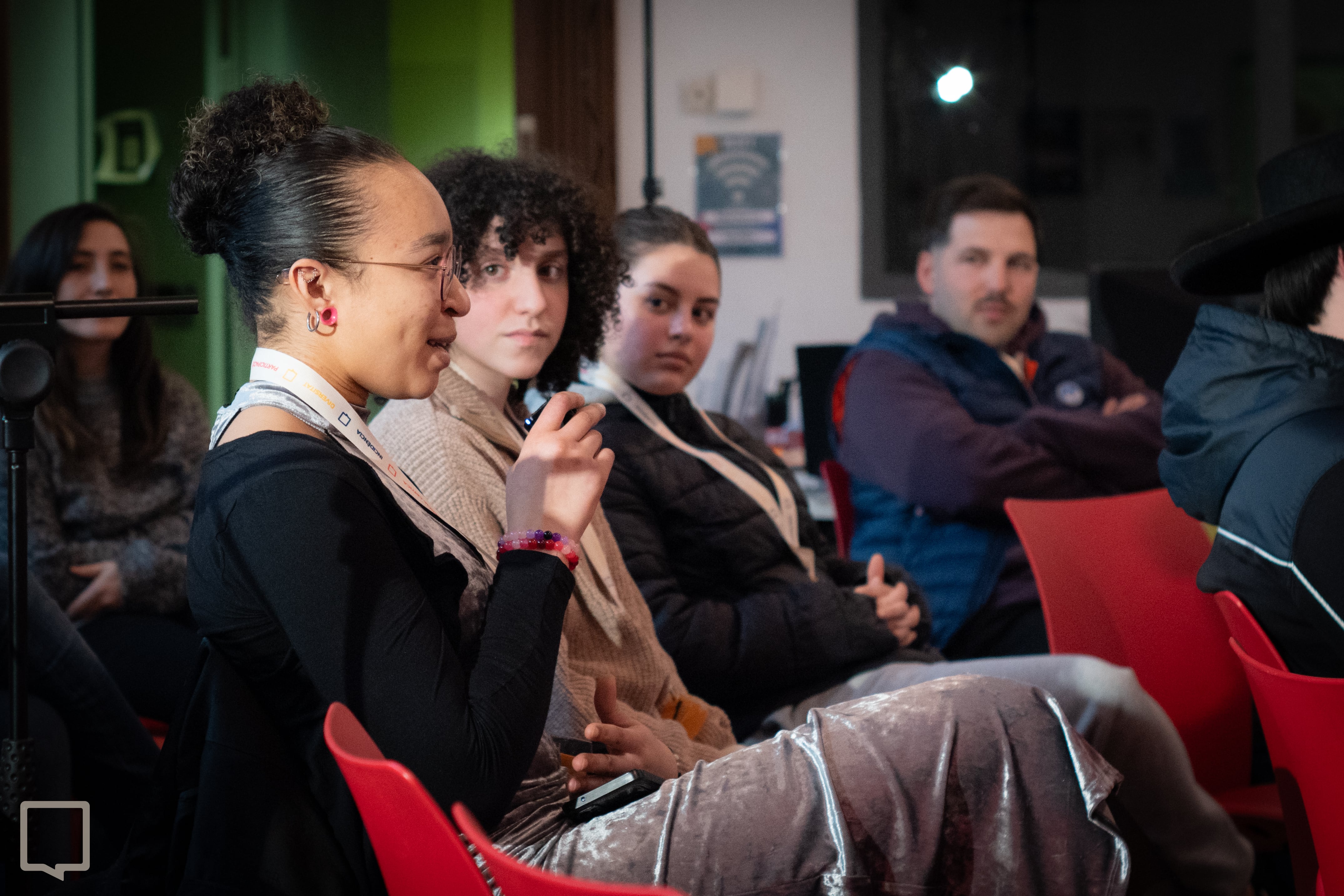 Un grup de joves participant en un debat durant l'Assemblea del Fòrum Nacional de la Joventut celebrada el cap de setmana.