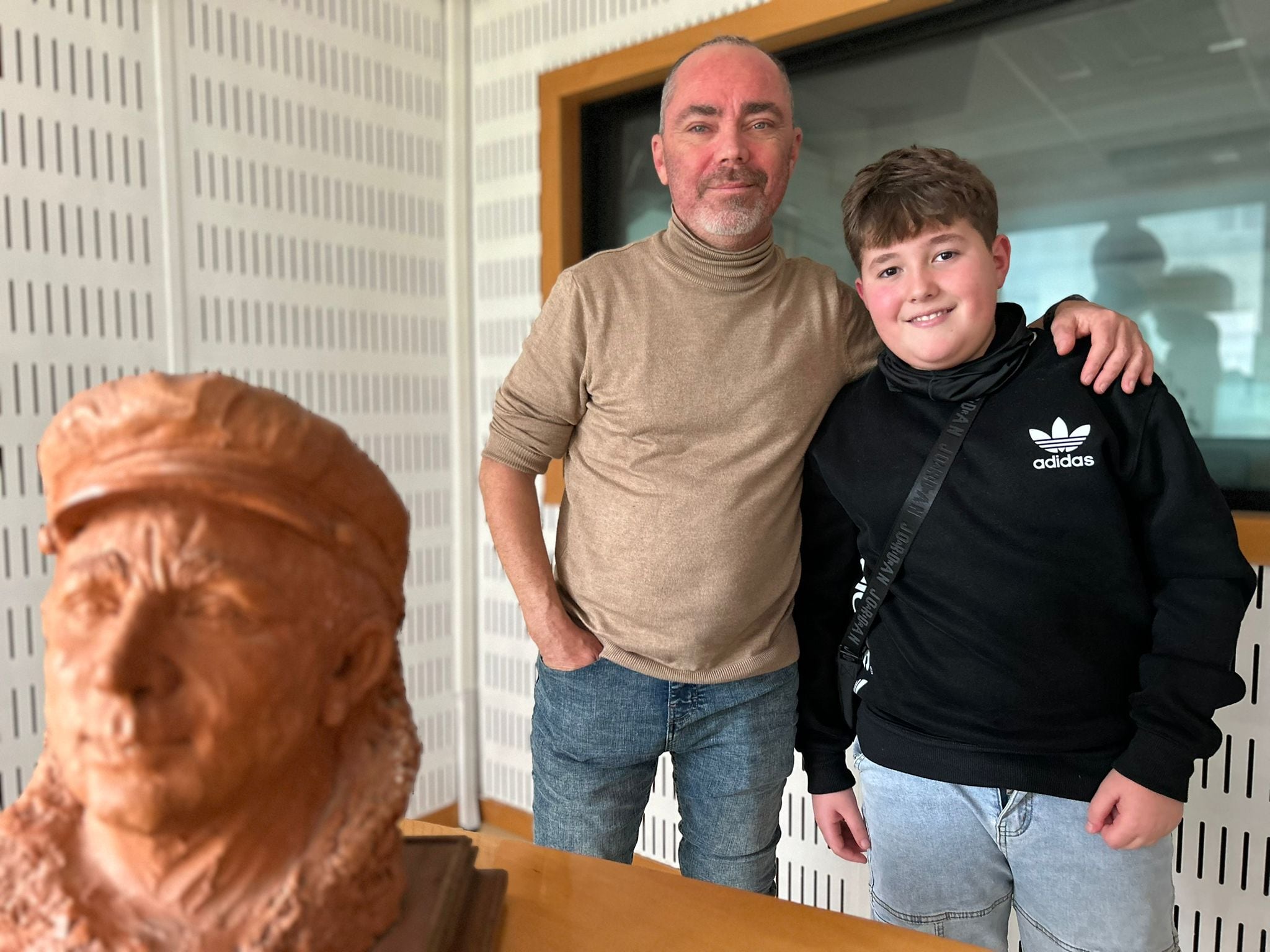 El autor y el octavilla de la chirigota Los cebaduras, David Gutiérrez y Saúl Herrera