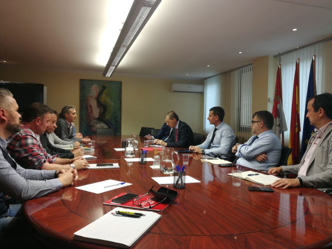 Un momento del encuentro entre los consejeros y los trabajadores de las auxiliares 