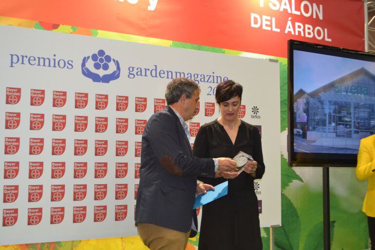 Rosa de Endanea recogiendo el Premio de Oro al mejor centro garden de España