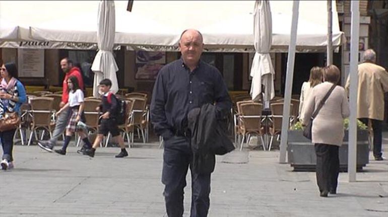 El entrenador del Tudelano, Manix Mandiola, paseando por las calles de Tudela