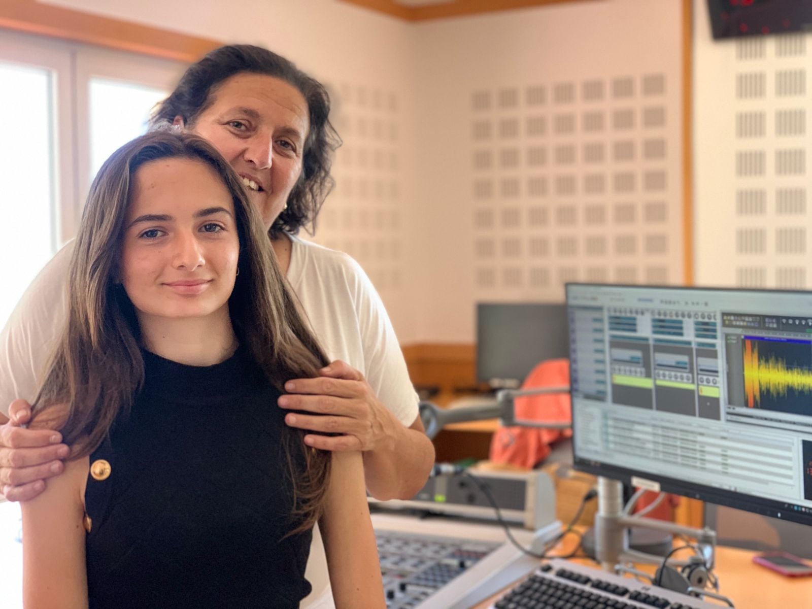 Ana María Ros y Blanca Genil Ros, en los estudios de Radio Cádiz